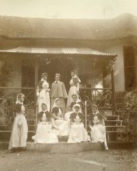 B war 5 Nurses at bungalow.jpg