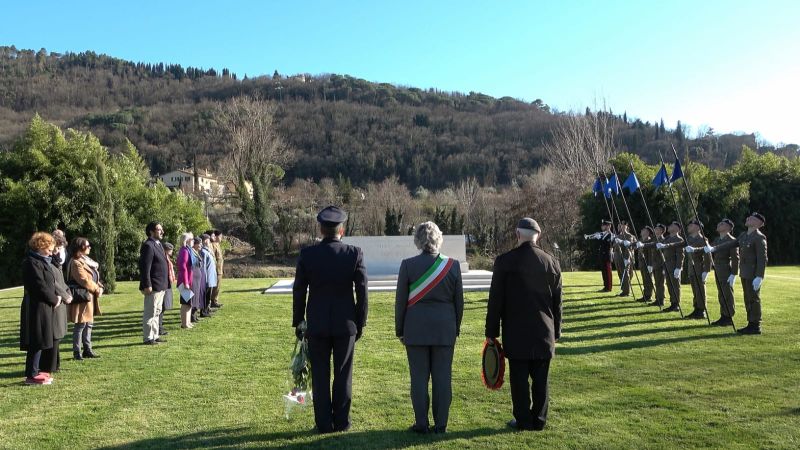 File:Fiesole cemetery ceremony.jpg